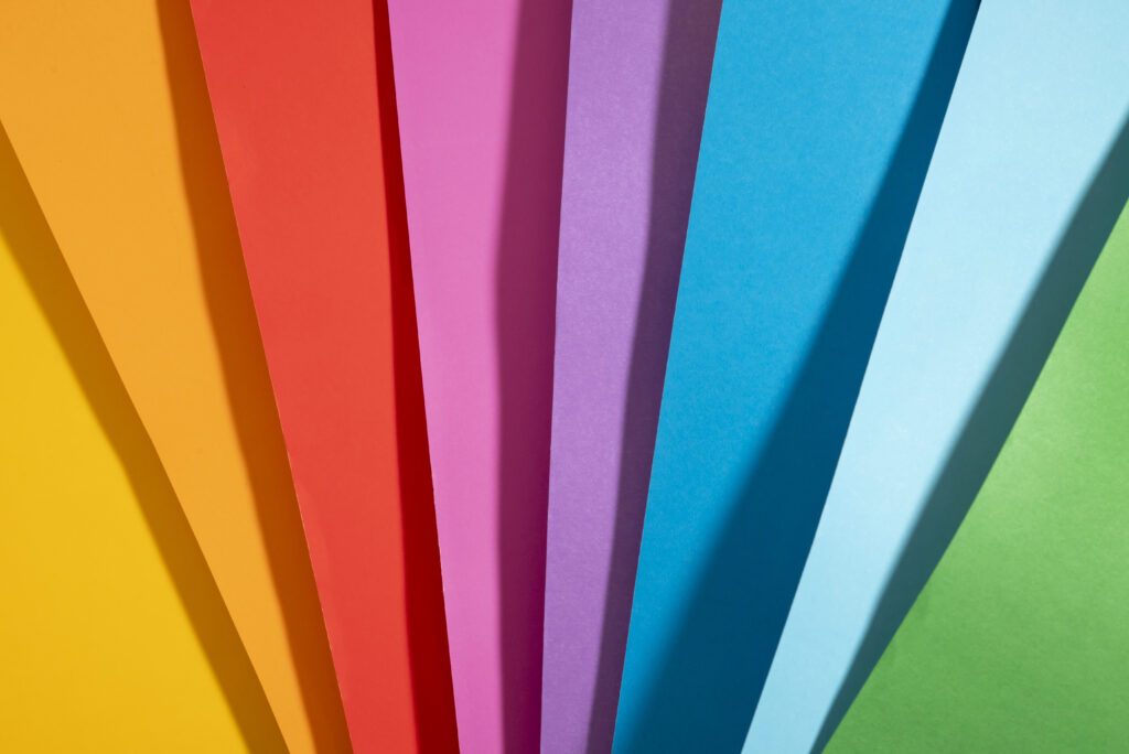 8 cartulinas en abanico de los colores, amarillo, naranja, rojo, morado claro, morado oscuro, azul oscuro, azul mas claro y verde