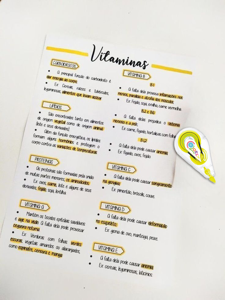 Folio con apuntes decorados con subrayador amarillo
